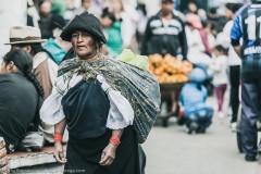 Женщина в национальной одежде индейцев племени Отавало