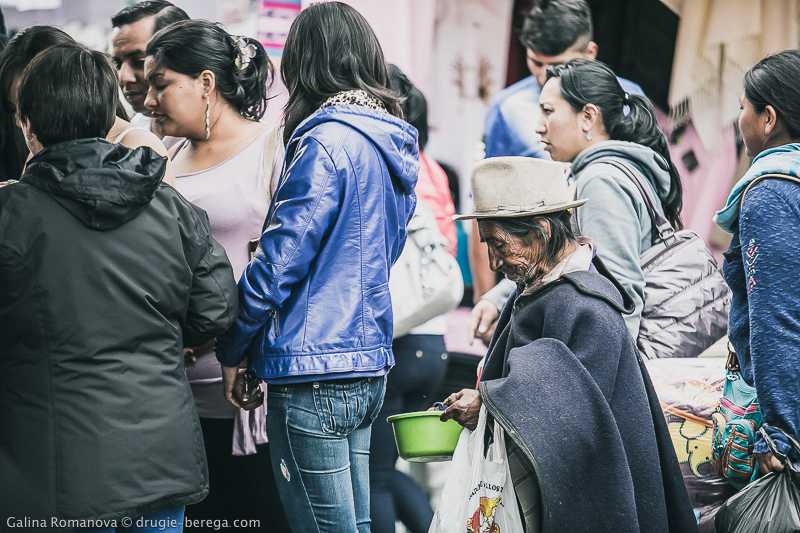 Представители племени "отоваленьос" в Эквадоре имеют поразительно маленький рост. Рынок Отавало, Эквадор; Otavalo Ecuador