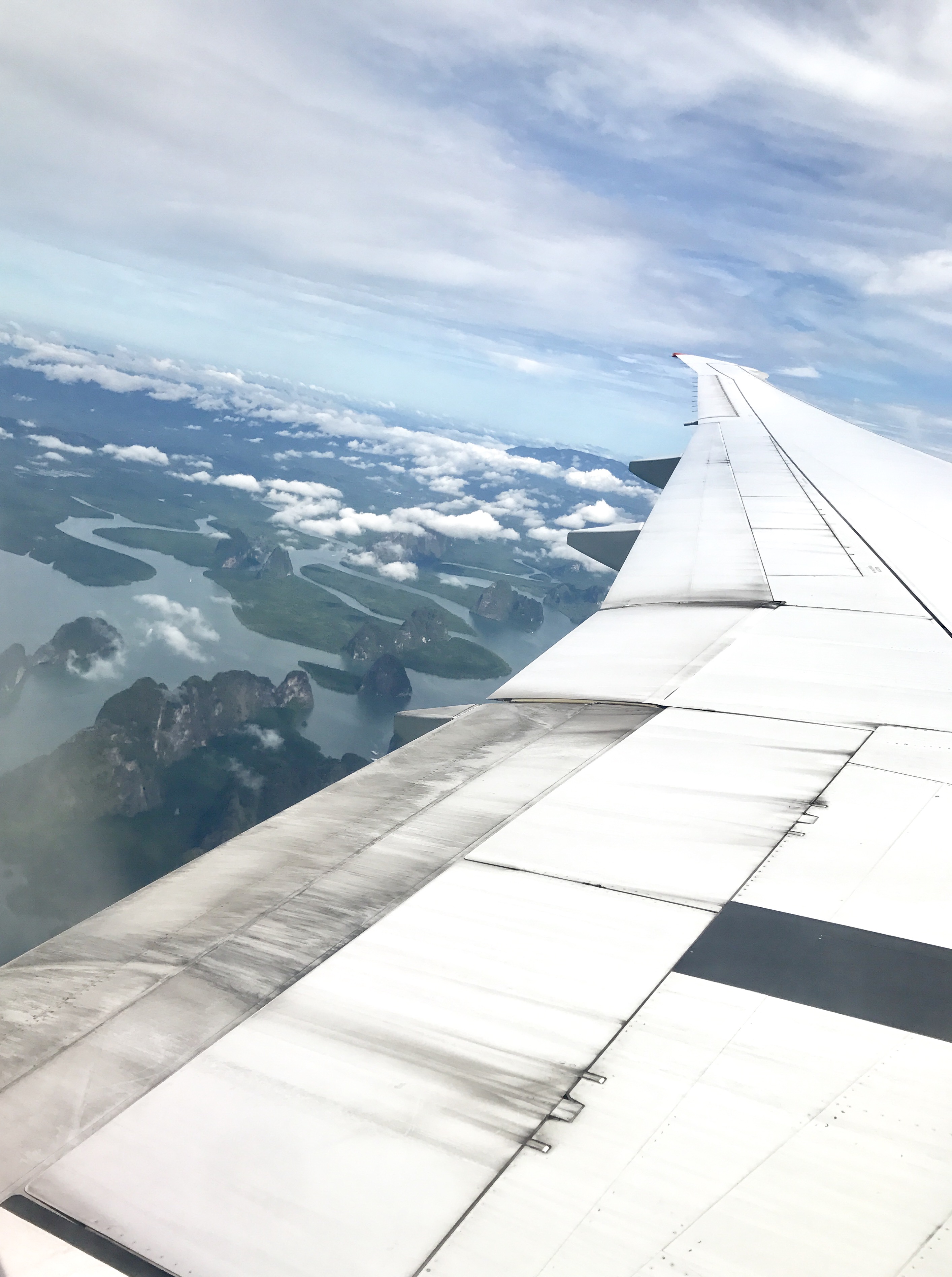 Вид из окна самолете перед посадкой на острове Пхукет
